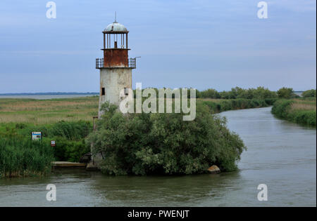 Le comté de Tulcea, Roumanie, Dobroudja, Dobroudja, Réserve de biosphère du delta du Danube, Delta du Danube, delta de rivière, estuaire, embouchure de la rivière du Danube à la mer Noire, l'ancien phare de Sulina Sulina, à la direction générale de la rive du fleuve, rivière paysage, paysage du Danube, UNESCO World Heritage Site, repère naturel Banque D'Images