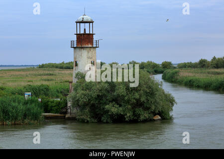 Le comté de Tulcea, Roumanie, Dobroudja, Dobroudja, Réserve de biosphère du delta du Danube, Delta du Danube, delta de rivière, estuaire, embouchure de la rivière du Danube à la mer Noire, l'ancien phare de Sulina Sulina, à la direction générale de la rive du fleuve, rivière paysage, paysage du Danube, UNESCO World Heritage Site, repère naturel Banque D'Images