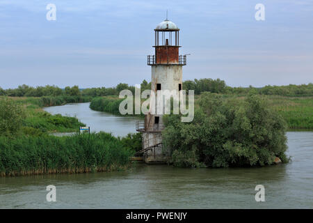 Le comté de Tulcea, Roumanie, Dobroudja, Dobroudja, Réserve de biosphère du delta du Danube, Delta du Danube, delta de rivière, estuaire, embouchure de la rivière du Danube à la mer Noire, l'ancien phare de Sulina Sulina, à la direction générale de la rive du fleuve, rivière paysage, paysage du Danube, UNESCO World Heritage Site, repère naturel Banque D'Images