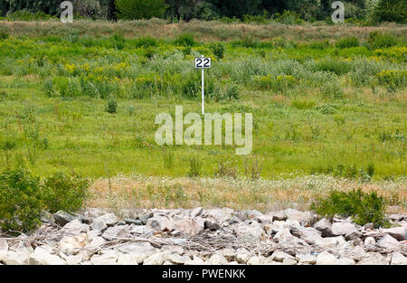 Signe de l'information, le kilométrage du Danube, 22 kilomètres de la rivière de gauche à l'embouchure du Danube, la navigation, la rive du Danube, rivière paysage près de Crisan à la direction générale de Sulina, Roumanie, comté de Tulcea, Dobroudja, Réserve de biosphère du delta du Danube, Delta du Danube, delta de rivière, estuaire, embouchure de la rivière du Danube à la mer Noire, l'UNESCO World Heritage Site, repère naturel Banque D'Images