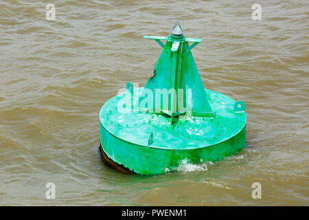 Voyage signe, balisage, un système de balisage maritime en Europe, venant de la mer la bouée verte est situé à droite dans l'allée du côté tribord, la navigation du Danube dans le Delta du Danube, Sulina Branche du Danube entre Vulturu et Maliuc, comté de Tulcea, Roumanie Banque D'Images