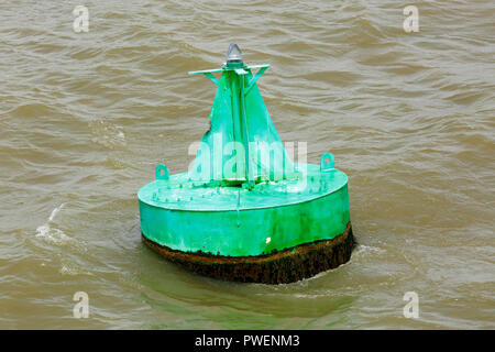 Voyage signe, balisage, un système de balisage maritime en Europe, venant de la mer la bouée verte est situé à droite dans l'allée du côté tribord, la navigation du Danube dans le Delta du Danube, Sulina Branche du Danube entre Vulturu et Maliuc, comté de Tulcea, Roumanie Banque D'Images