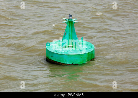 Voyage signe, balisage, un système de balisage maritime en Europe, venant de la mer la bouée verte est situé à droite dans l'allée du côté tribord, la navigation du Danube dans le Delta du Danube, Sulina Branche du Danube entre Vulturu et Maliuc, comté de Tulcea, Roumanie Banque D'Images