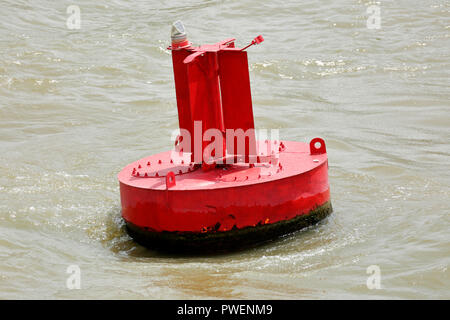 Voyage signe, balisage, un système de balisage maritime en Europe, venant de la mer bouée rouge est situé à gauche dans l'allée sur le côté bâbord, la navigation du Danube dans le Delta du Danube, Sulina Branche du Danube entre Vulturu et Maliuc, comté de Tulcea, Roumanie Banque D'Images