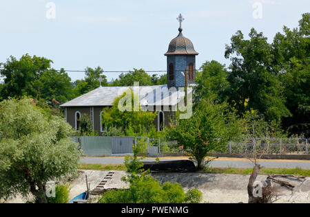 Église orthodoxe en direction de Sulina au Partizan du Danube, l'église dédiée à Saint Princes, l'église du village, la Roumanie, le comté de Tulcea Maliuc, municipalité, Dobroudja, Réserve de biosphère du delta du Danube, Delta du Danube, delta de rivière, estuaire, embouchure de la rivière du Danube à la mer Noire, l'UNESCO World Heritage Site, repère naturel Banque D'Images