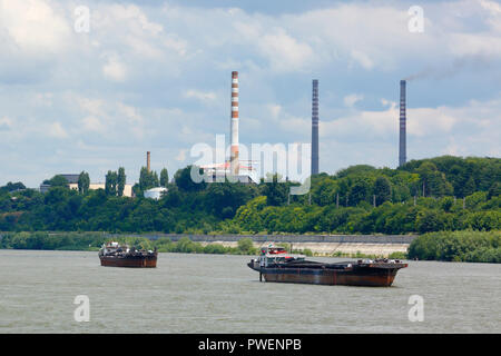 La Bulgarie, la Bulgarie du nord, Ruse au bord du Danube, Rousse, Russe, basses terres du Danube, des paysages industriels, des cheminées, des cargos sur le Danube, paysage, paysage de la rivière du Danube, navigation du Danube Banque D'Images