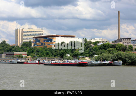 La Bulgarie, la Bulgarie du nord, Ruse au bord du Danube, Rousse, Russe, plaines du Danube, vue sur la ville, rive du Danube, embarcadère, cargos, hôpital, highrise, cheminée, paysage, paysage de la rivière du Danube Banque D'Images