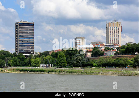 La Bulgarie, la Bulgarie du nord, Ruse au bord du Danube, Rousse, Russe, basses terres du Danube, Grand Hôtel Riga, highrise, maisons résidentielles, commerciales, bloc d'appartement, paysage, rivière du Danube Danube paysage, rive, arbres Banque D'Images