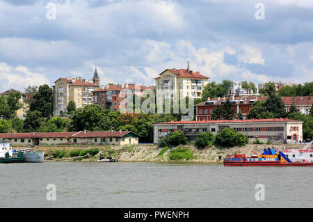 Bulgarie, Sofia au bord du Danube, Rousse, Russe, plaines du Danube, vue sur la ville, le Danube, maisons, bâtiments résidentiels, clocher de l'église de l'église catholique, paysage, paysage de la rivière du Danube Banque D'Images