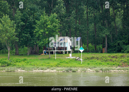 Signe de l'information, le kilométrage du Danube, rivière 1224 kilomètres de gauche à l'embouchure du Danube, la navigation, la rive du Danube, fishermans hut à la rive du fleuve, alimentation par énergie solaire, rivière paysage près de Lok sur le Danube, l'île Ada Locka, la Serbie, la Voïvodine, province, District Sud Backa Titel municipalité Banque D'Images