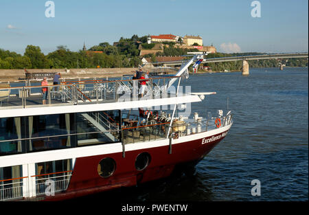 La Serbie, Novi Sad sur le Danube, en Voïvodine, District Sud Backa, la forteresse de Petrovaradin, Pont Varadin, pont sur le Danube, cruiser, croisière, croisière du Danube, les touristes, paysage, paysage de la rivière du Danube, la capitale européenne de la Culture 2021 Banque D'Images