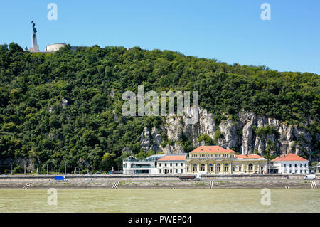 La Hongrie, la Hongrie centrale, Budapest, le Danube, la capitale, la colline Gellert avec Liberté Monument à Buda, Statue de la liberté par Zsigmond Kisfaludi Strobl, au pied de la montagne le Bain Rudas, thermes et bains de natation, tourisme, UNESCO World Heritage Site Banque D'Images