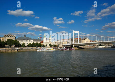 La Hongrie, la Hongrie centrale, Budapest, le Danube, la capitale, les rives du Danube à Pest, embarcadère, navires, bateaux d'excursion, croisière Danube, navigation du Danube, le centre-ville église paroissiale, l'église Notre-Dame, église catholique, baroque, gothique, maisons d'affaires et résidentiel, pont Elisabeth, Site du patrimoine mondial de l'UNESCO Banque D'Images