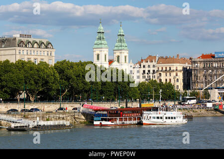 La Hongrie, la Hongrie centrale, Budapest, le Danube, la capitale, les rives du Danube à Pest, embarcadère, navires, bateaux, excursion croisière sur le fleuve du Danube, l'église paroissiale du centre-ville, l'église Notre-Dame, église catholique, baroque, gothique, maisons d'affaires et résidentiel, Site du patrimoine mondial de l'UNESCO Banque D'Images