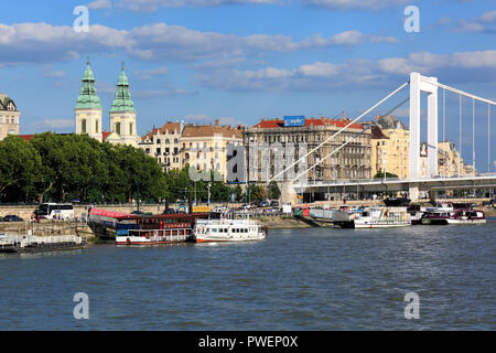 La Hongrie, la Hongrie centrale, Budapest, le Danube, la capitale, les rives du Danube à Pest, embarcadère, navires, bateaux d'excursion, croisière Danube, navigation du Danube, le centre-ville église paroissiale, l'église Notre-Dame, église catholique, baroque, gothique, maisons d'affaires et résidentiel, pont Elisabeth, Site du patrimoine mondial de l'UNESCO Banque D'Images