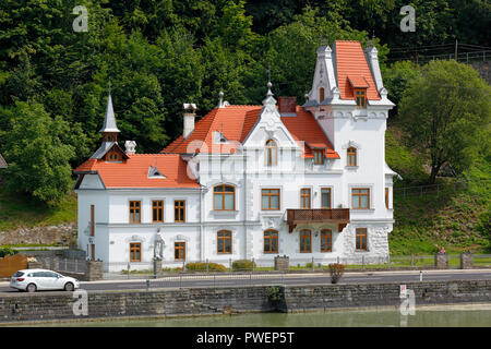 L'Autriche, Haute Autriche, District Perg, Saint Nikola an der Donau, Muehlviertel, Strudengau, voisinage Sarmingstein, promenade le long de la rivière, à partir de la Villa Karger Gruenderzeit à la rive du Danube, sur la forêt Banque D'Images