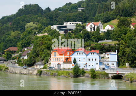 L'Autriche, Haute Autriche, District Perg, Saint Nikola an der Donau, Muehlviertel, Strudengau, vue sur la ville, maisons d'habitation à la rive du Danube, du Danube, du paysage montagneux, de forêts Banque D'Images