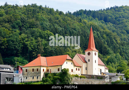 L'Autriche, Haute Autriche, District Perg, Saint Nikola an der Donau, Muehlviertel, Strudengau, vue sur la ville, l'église paroissiale de Saint Nikola, église catholique, pays montagneux, de forêts Banque D'Images