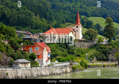 L'Autriche, Haute Autriche, District Perg, Saint Nikola an der Donau, Muehlviertel, Strudengau, vue sur la ville, l'église paroissiale de Saint Nikola, église catholique, maisons d'habitation à la rive du Danube, du Danube, du paysage montagneux, de forêts Banque D'Images