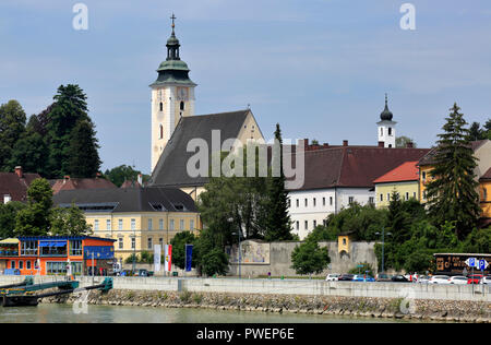 L'Autriche, Haute Autriche, District Perg, Grein an der Donau, Muehlviertel, Strudengau, vue sur la ville avec l'église paroissiale Saint Aegidius, église catholique de style gothique tardif, maisons d'habitation, à la rive du Danube Banque D'Images