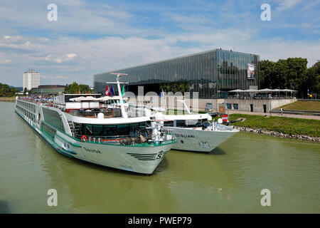 L'Autriche, Haute Autriche, Linz sur le Danube, capitale de la province de Haute-Autriche, capitale européenne 2009, croisière sur la rivière du Danube, des croiseurs à l'embarcadère Donaulaende droit, le Lentos Art Museum, dans l'arrière-plan l'hôtel Arcotel Linz Banque D'Images