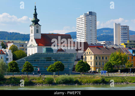 L'Autriche, Haute Autriche, Linz sur le Danube, capitale de la province de Haute-Autriche, capitale européenne 2009, vue sur la ville de Linz-Urfahr, église paroissiale Saint-Joseph, église catholique, derrière complexe architectural Lentia 2000, les tours d'habitation, maisons résidentielles, publicités, rive du Danube, riverwalk Banque D'Images