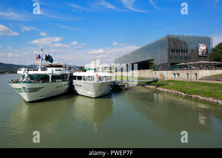 L'Autriche, Haute Autriche, Linz sur le Danube, capitale de la province de Haute-Autriche, capitale européenne 2009, croisière sur la rivière du Danube, des croiseurs à l'embarcadère Donaulaende droit, le Lentos Art Museum, dans l'arrière-plan l'hôtel Arcotel Linz Banque D'Images