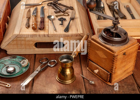 Une photo de nombreux objets vintage, marché aux puces sur une table en bois Banque D'Images