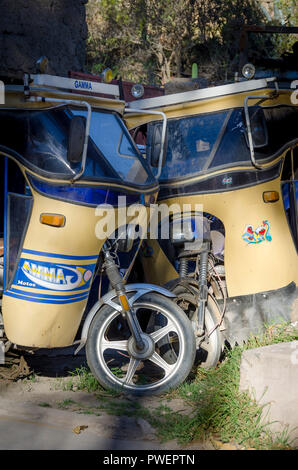 Tuk-tuks à Ollantaytambo, Vallée Sacrée, Pérou Banque D'Images