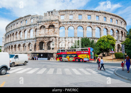 Pula, Croatie - le 18 juin 2014 : Amphithéâtre ou Pula Arena. Les gens de la ville locale et les touristes de passage dans les rues près de l'arène. La plus célèbre et l'impo Banque D'Images