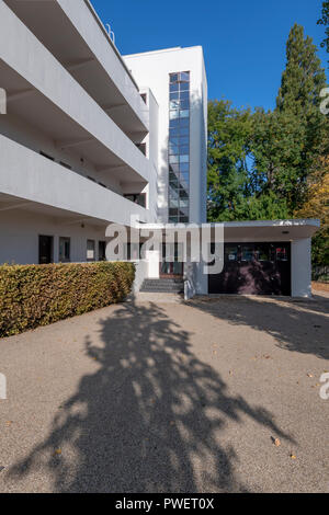 L'Isokon Building - également connu sous le nom de Lawn Road Appartements - ouvert en 1934. Conçu par Wells Coates. Populaire auprès des artistes, écrivains, un chef et même des espions. Banque D'Images
