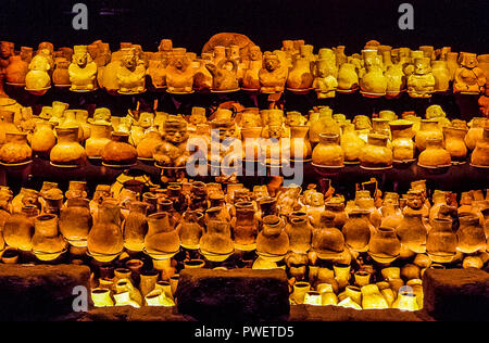 Pérou Lambayeque - Museo Tumbas Reales de Sipán - pots en terre cuite Banque D'Images