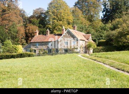 Allée menant à la maison de campagne grande maison individuelle à l'Établissement Bowden Hill, près de Lacock, Wiltshire, England, UK Banque D'Images