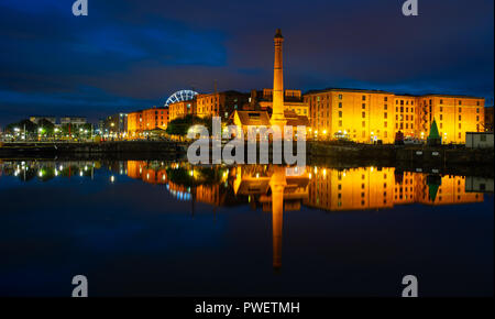 L'Albert Dock de Liverpool, vu à partir de bâtiments, de Canning Dock, dans le centre de la station de pompage, Musée maritime sur la droite. Septembre 2018 prise d'image. Banque D'Images