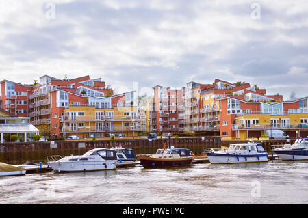 Bateaux et appartements au bord de la rivière Teddington Lock on the River Thames, sud-ouest de Londres, Angleterre, Royaume-Uni Banque D'Images