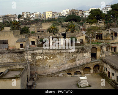 D'Herculanum. Ancienne ville romaine détruite par l'éruption du Vésuve en 79 ap. Vue panoramique. Au premier plan, autel de M. Nonius Balbus. L'Italie. Banque D'Images