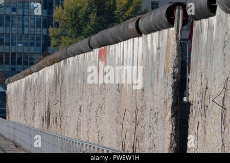 Reste du mur de Berlin qui séparait l'Est et l'ouest de l'Allemagne à Berlin entre 1961-1989. Banque D'Images