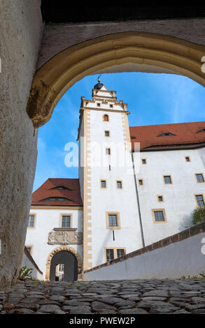 La tour de l'horloge au-dessus de la douve pont. Colditz ou château Schloss Colditz dans Colditz, Allemagne. Un château Renaissance le plus célèbre connu sous le nom de l'Oflag IV-C. Banque D'Images