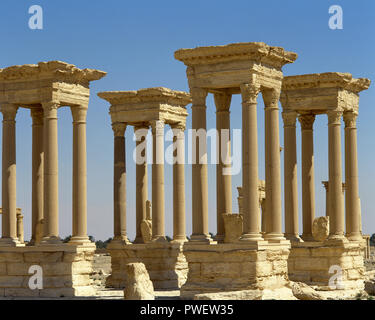 La Syrie. Palmyre. Vue sur le tétrapyle. UNESCO World Heritage Site. (Photo prise avant la guerre civile en Syrie). Banque D'Images