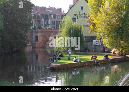 Les gens profiter d'un après-midi ensoleillé à la rivière Pegnitz à Nuremberg, Allemagne. Banque D'Images