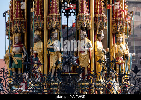 Le 14e siècle Schöner Brunnen fontaine sur la place principale de Nuremberg, Allemagne. Banque D'Images