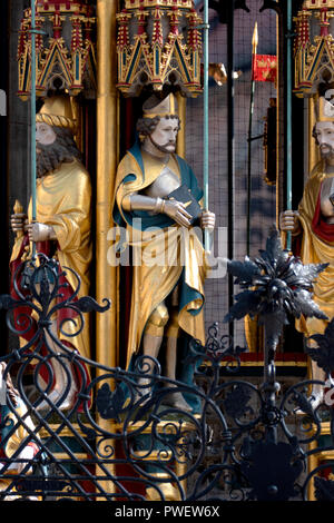 Le 14e siècle Schöner Brunnen fontaine sur la place principale de Nuremberg, Allemagne. Banque D'Images