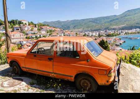 Voiture rétro sur une rue de la vieille ville d'Ohrid, Macédoine Banque D'Images