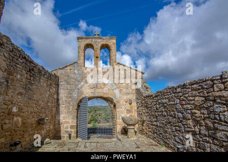 Ruines du XIII siècle église de style roman, Igreja de Santa Maria do Castelo dans village historique de Castelo Mendo au Portugal Banque D'Images