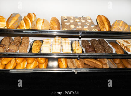 Shopping boulangerie, vue du dessus de l'assortiment de différents types de pains de céréales, beaucoup de pain mélangé avec des graines de pavot, de sésame, et de grains Banque D'Images