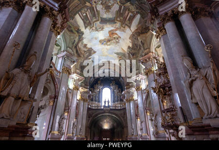 Nef de l'église de Saint Nicholas, Malá Strana, Prague, République tchèque. Banque D'Images