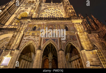 Façade de la Cathédrale St Vitus, Katedrála Sv. Víta, de nuit, Prague, République tchèque. Banque D'Images