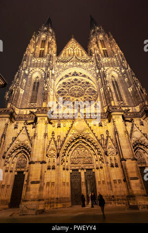 Façade de la Cathédrale St Vitus, Katedrála Sv. Víta, de nuit, Prague, République tchèque. Banque D'Images