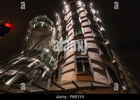 Tančící dům la nuit, Maison dansante ou Fred et Ginger conçu par l'architecte Vlado Milunić en collaboration avec Frank Gehry Banque D'Images