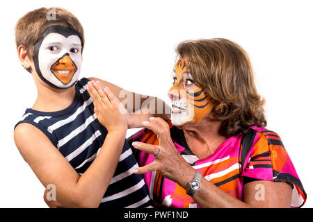 Grand-mère et enfant avec face-animal isolé en blanc peinture Banque D'Images